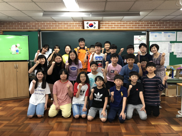 대구 중부소방서는 지난 2일 대구 남구지역 초등학교 2군데를 방문해 초등학생들에게 주택용 소방시설 설치교육을 실시했다. 대구 중부소방서 제공.