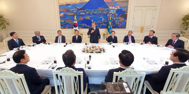 문재인 대통령이 3일 낮 청와대에서 열린 한국교회 주요 교단장 초청 오찬 간담회에서 발언하고 있다. 연합뉴스