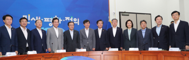 3일 국회에서 열린 고위 당정청협의회에서 더불어민주당 이해찬 대표, 이낙연 총리 등 참석자들이 기념촬영을 하고 있다. 연합뉴스