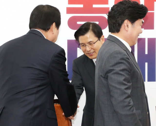 자유한국당 황교안 대표(가운데)가 지난 4월 15일 오전 국회에서 열린 북핵외교안보특별위원회 - 한미정상회담 평가와 향후 대책회의에 입장하며 김무성 고문과 인사하고 있다. 연합뉴스