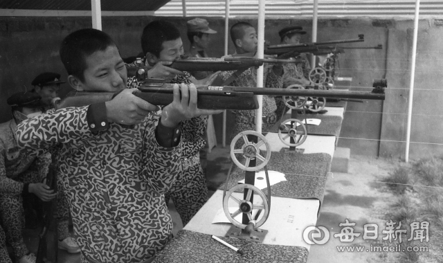 1974년 대구의 한 고교가 실시한 사격 훈련 모습. 철모를 쓰지 않은 것으로 봐서 실탄 사격훈련은 아니었던 것으로 추정된다. 매일신문 DB