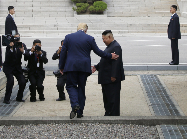 도널드 트럼프 미국 대통령이 북한 김정은 국무위원장과 만나기 위해 30일 오후 판문점 군사분계선 북측 지역으로 향하고 있다. 연합뉴스