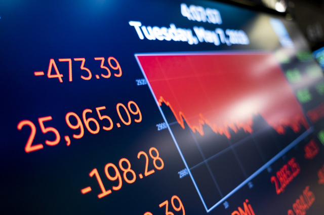 7일(현지시간) 미국 뉴욕증권거래소(NYSE) 전광판에 이날 폭락한 다우존스 지수 종가가 표시돼 있다. 중국과의 무역전쟁 격화 우려 속에 이날 다우존스 30 산업평균지수는 전장보다 473.39포인트 급락한 25,965.09에 거래를 마쳤다. 스탠더드앤드푸어스(S＆P) 500 지수는 48.42포인트(1.65%) 내린 2,884.05, 기술주 중심의 나스닥 지수는 159.53포인트(1.96%) 급락한 7,963.76에 각각 장을 마감했다. 연합뉴스
