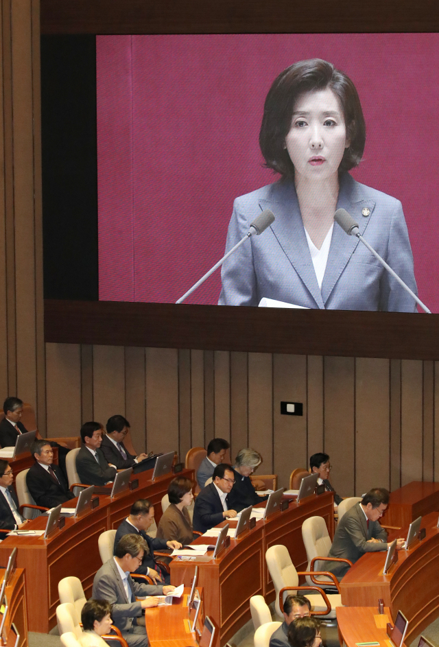 4일 국회 본회의장에서 이낙연 국무총리 등 국무위원들이 자유한국당 나경원 원내대표 교섭단체 대표연설을 듣고 있다. 연합뉴스