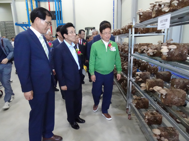 4일 문을 연 문경 영순면 표고버섯 톱밥배지센터를 이철우 경북도지사(오른쪽부터)와 고윤환문경시장, 최종성 문경산림조합장이 둘러보고 있다. 문경시 산림조합 제공