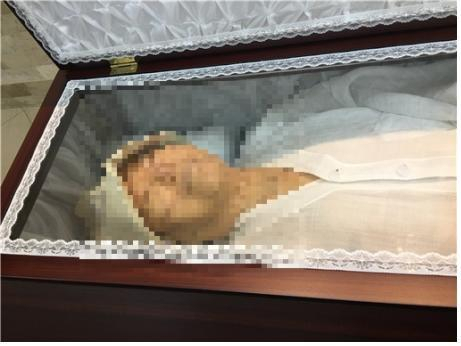 횡령 혐의로 재판을 받다가 해외로 도피한 정태수(1923년생) 전 한보그룹 회장이 지난해 12월 에콰도르에서 사망했다고 검찰이 최종 결론 내렸다. 서울중앙지검 외사부는 정 전 회장의 넷째 아들 한근(54) 씨가 제출한 사망확인서 등 관련 서류가 진본이라는 사실을 에콰도르 정부로부터 확인받았다고 4일 밝혔다. 사진은 정태수 전 한보그룹 회장 장례식 사진. 연합뉴스