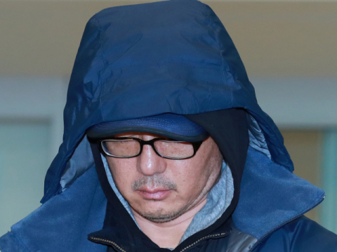 도피 21년 만에 중미 국가인 파나마에서 붙잡힌 정태수 전 한보그룹 회장의 아들 정한근 씨가 22일 오후 국적기로 아랍에미리트 두바이에서 인천국제공항 제2터미널에 도착해 취재진의 질문을 받고 있다. 정씨는 1997년 11월 한보그룹 자회사인 동아시아가스의 자금 약 322억원을 횡령해 스위스의 비밀 계좌로 빼돌린 혐의를 받고 있다. 연합뉴스