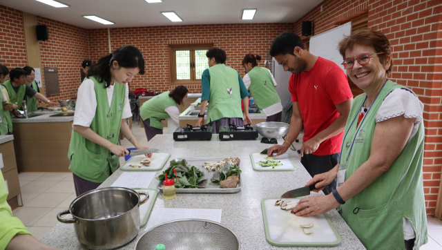 동화사 템플스테이 참가자들이 사찰음식 만들기 체험을 하고 있다. 동화사 제공