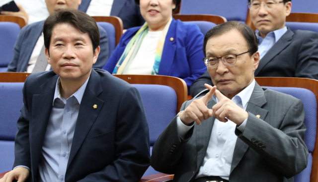 더불어민주당 이해찬 대표와 이인영 원내대표가 4일 국회에서 열린 의원총회에서 강창일 의원 발언을 듣고 있다. 연합뉴스