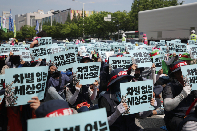 4일 오후 광주 서구 유스퀘어광장 건너편 도로에서 학교 비정규직연대회와 민주노총 노조원들이 비정규직 차별 철폐 등을 요구하며 파업집회를 하고 있다. 연합뉴스