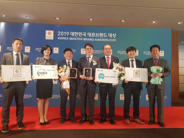 김종수 경북도 농축산유통국장(가운데)을 비롯해 도 관계자들이 4월 도 농특산물 인터넷 장터인 