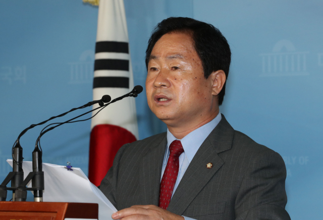 자유한국당 주광덕 의원이 5일 오전 국회 정론관에서 윤석열 검찰총장 후보자 인사청문회에 증인으로 채택된 윤우진 전 용산세무서장의 