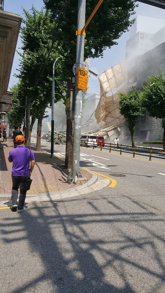 4일 오후 2시 23분 서울 서초구 잠원동에 있는 지상 5층, 지하 1층짜리 건물이 철거 작업 도중 붕괴됐다. 사진은 잠원동 건물 붕괴 당시 모습. 매일신문 독자 제공
