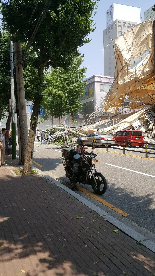 4일 오후 2시 23분 서울 서초구 잠원동에 있는 지상 5층, 지하 1층짜리 건물이 철거 작업 도중 붕괴됐다. 사진은 잠원동 건물 붕괴 당시 모습. 매일신문 독자 제공