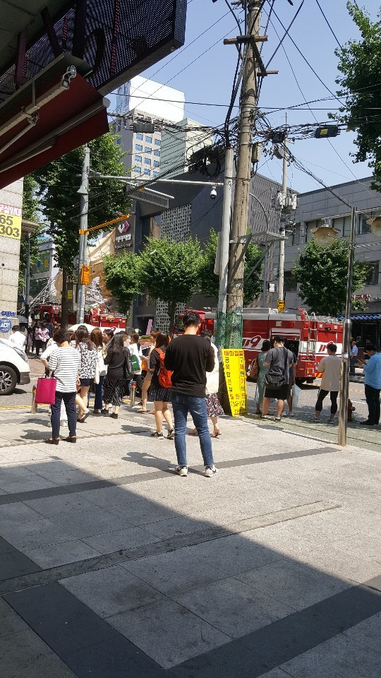 4일 오후 2시 23분 서울 서초구 잠원동에 있는 지상 5층, 지하 1층짜리 건물이 철거 작업 도중 붕괴됐다. 사진은 잠원동 건물 붕괴 당시 모습. 매일신문 독자 제공