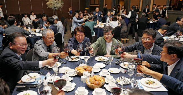 5일 오후 대구그랜드호텔에서 2019 한국문화산업포럼이 열린 가운데 참가 내빈들이 지역 문화산업 발전과 문화관광 활성화를 위해 건배를 하고 있다. (왼쪽부터 김부겸 국회의원, 송승환 PMC프러덕션 회장, 권영진 대구시장, 이장우 DIMF 이사장, 이수만 SM엔터테인먼트 회장, 김대권 수성구청장) 김영진 기자 kyjmaeil@imaeil.com