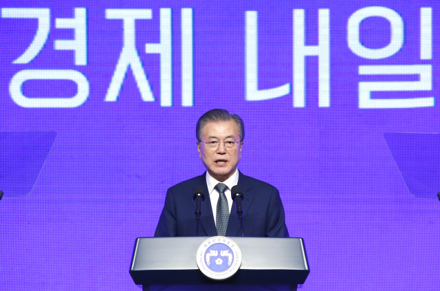 문재인 대통령이 5일 오후 대전컨벤션센터에서 열린 제2회 대한민국 사회적경제 박람회 개막식에서 축사를 하고 있다. 연합뉴스