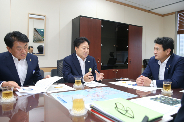 이병환 성주군수(왼쪽에서 2번째)가 김경욱 국토교통부 2차관(오른쪽)에게 성주군 현안사업을 설명하고 있다. 왼쪽은 구교강 성주군의회 의장.