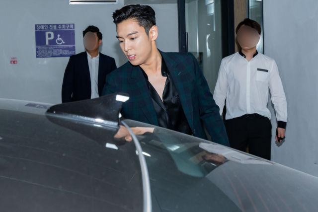 그룹 빅뱅의 탑(최승현)이 6일 오후 서울 용산구 용산공예관에서 사회복무요원 근무를 마치고 퇴근하고 있다. 연합뉴스