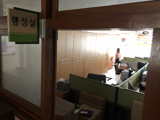 8일 오전 대구 달서구 대진초등학교 행정실이 변압기 배전판 불로 정전돼 있다. 소방 당국에 따르면 이날 오전 10시 3분께 이 학교 지하실 변압기에서 불꽃이 튀며 연기가 일었다. 불은 학교 관계자에 의해 10여분 만에 꺼졌으며 교사들의 신속한 대피 조치로 인명피해는 없었다. 연합뉴스