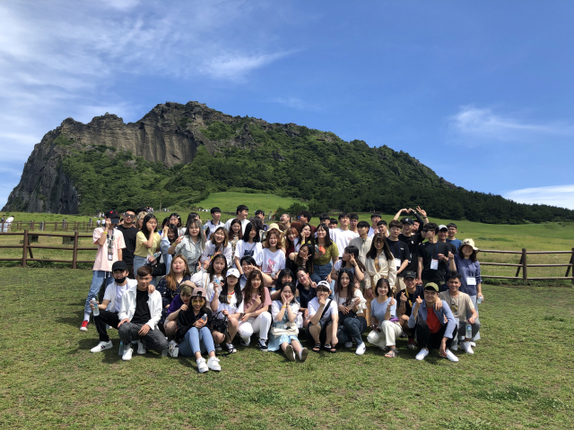 최근 호산대학교 K-투어 문화탐방 프로그램에 참여한 외국인 유학생들이 제주도 성산일출봉을 배경으로 기념촬영을 하고 있다. 호산대 제공