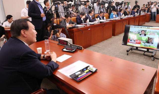 윤석열 검찰총장 후보자가 8일 국회 법제사법위원회에서 열린 인사청문회에서 윤우진 전 용산세무서장 관련 질의를 듣고 있다. 연합뉴스