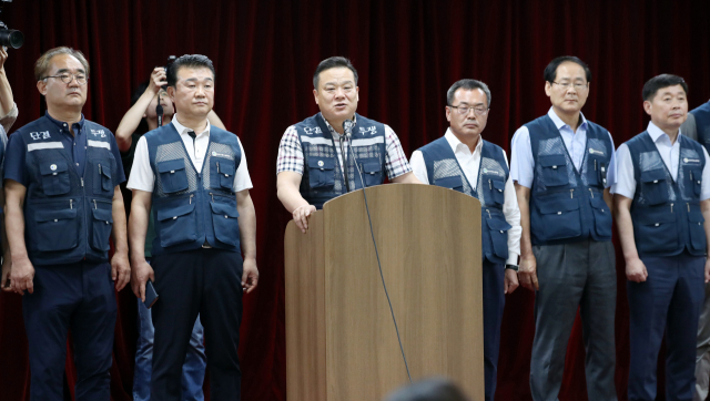 8일 오후 서울 광화문우체국에서 이동호 전국우정노동조합 위원장과 조합원들이 9일로 예정된 총파업 철회를 선언하고 있다. 연합뉴스