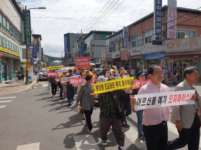 종교를 내세운 비(非)불교적 떴다방 포교원이 기승을 부리자 예천군 불교연합신도회와 불교정법회, 상설시장 상인회자유총연맹, 바르게살기운동, 새마을예천군협의회, 이장협의회, 예천군축구협회 회원 등이 8일 오전 거리로 나와 추방 집회 운동을 펼치고 있다. 독자 제공