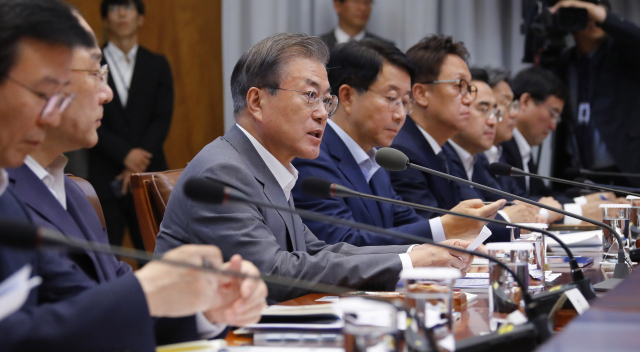 문재인 대통령이 9일 오후 청와대에서 열린 공정경제 성과보고 회의에서 발언하고 있다. 연합뉴스