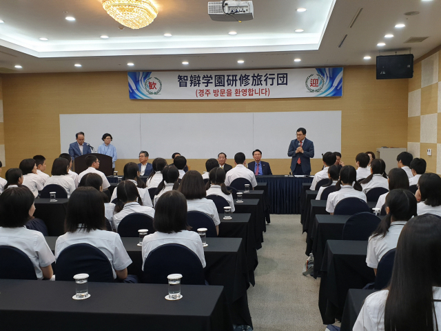 지난 8일 경주 한 호텔에서 열린 일본 치벤학원 수학여행단 환영간담회에서 주낙영 경주시장이 환영 인사를 하고 있다. 경주시 제공
