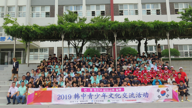 대구 경상중학교가 최근 학교를 찾은 중구 정주의 중학교 2곳과 난타, 기타 공연 등 한·중 문화 교류 행사를 진행했다. 경상중 제공