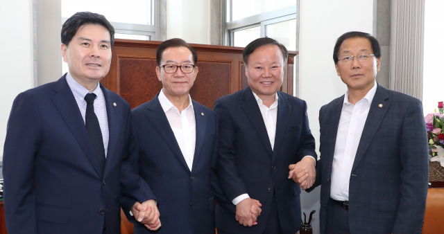 국회 예산결산특별위원회 김재원 위원장을 비롯한 간사들이 9일 오전 국회에서 회동하고 있다. 왼쪽부터 바른미래당 소속 지상욱 간사, 자유한국당 소속 이종배 간사, 자유한국당 소속 김재원 위원장, 더불어민주당 소속 윤후덕 간사. 연합뉴스