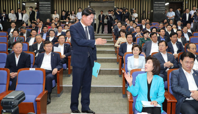 자유한국당 황영철 의원(가운데)이 지난 5일 오전 국회에서 열린 당 국회예결특별위원장 후보자 선출 의원총회에서 후보자 모두 발언 등이 비공개로 진행될것이 결정되자 연단 앞으로 나와 나경원 원내대표(오른쪽 두번째)에게 항의하고 있다. 연합뉴스