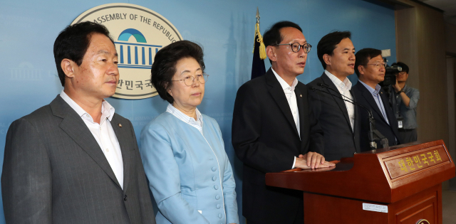 자유한국당 소속 법사위원들이 9일 오전 국회 정론관에서 윤석열 검찰총장 후보자의 자진사퇴를 요구하는 기자회견을 하고 있다. 왼쪽부터 주광덕, 이은재 의원, 김도읍 법사위 간사, 김진태, 정점식 의원. 연합뉴스