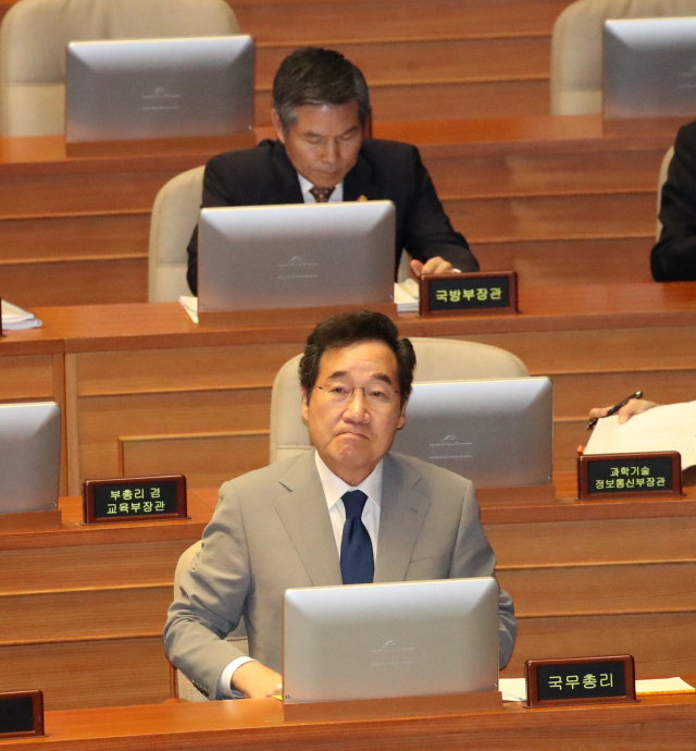이낙연 국무총리가 9일 오후 국회 본회의장에서 열린 정치·외교·안보·통일 분야 대정부질문에 참석해 있다. 연합뉴스