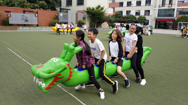 대구지묘초등학교 학생들이 지난 5월 중국 강소성을 찾아 자매학교 학생들과 중국 전통 놀이를 즐기고 있다. 지묘초교 제공
