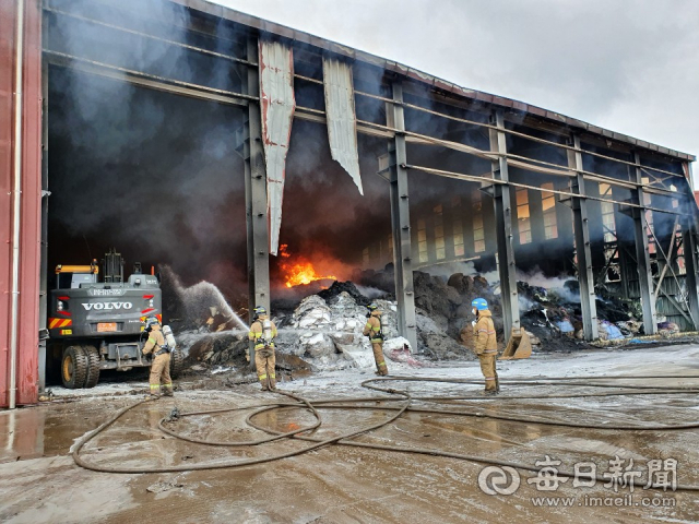 경북 영천시 고경면에 있는 한 공장 창고에서 폐기물 화재가 발생해 소방관들이 진화를 하고 있다. 영천소방서 제공