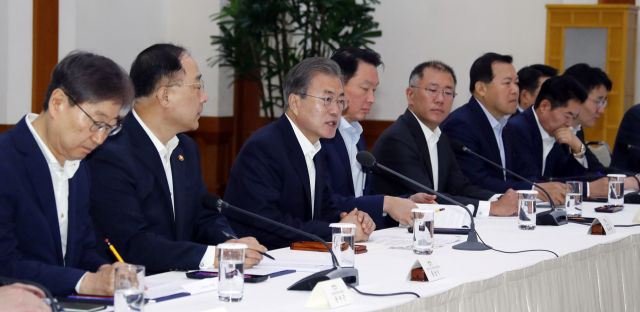 문재인 대통령이 10일 오전 청와대에서 30대 기업을 만나 일본의 수출규제 조치와 관련한 대책을 논의하기에 앞서 인사말을 하고 있다. 이날 간담회에는 삼성·현대차·SK·LG·롯데 등 5대 그룹을 포함해 총자산 10조 원 이상 대기업 30개사와 경제단체 4곳이 참석했다. 왼쪽부터 윤부근 삼성전자 부회장, 홍남기 경제부총리 겸 기획재정부 장관, 문 대통령, 최태원 SK 회장, 정의선 현대차 수석부회장, 황각규 롯데 부회장, 김병원 농협 회장, 조원태 한진 회장, 연합뉴스