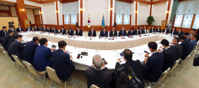 문재인 대통령이 10일 오전 청와대에서 30대 기업 대표들을 초청해 일본의 수출규제 조치와 관련한 대책을 논의하고 있다. 연합뉴스