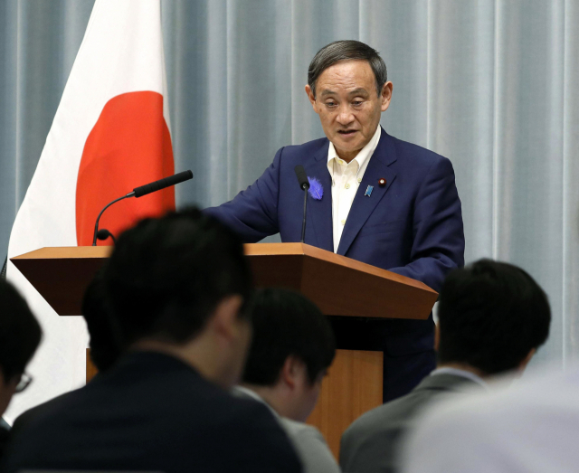 스가 요시히데 일본 관방장관이 9일 도쿄 총리관저에서 정례 브리핑을 하고 있다. 일본 정부 대변인인 스가 장관은 이날 브리핑에서 대(對)한국 수출 규제 강화 문제를 놓고 양국 간에 성의 있는 협의를 하자는 문재인 대통령의 요구에 대해 