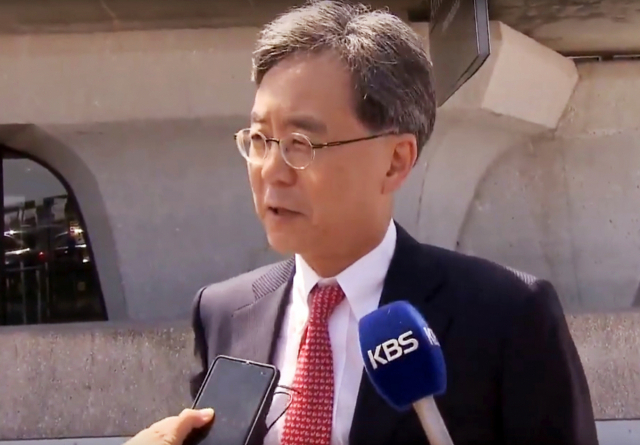 김현종 청와대 국가안보실 2차장이 10일(현지시각) 워싱턴 덜레스 공항에 도착해 취재진의 질문에 답변하고 있다. 연합뉴스