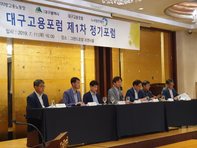 대구 자동차부품업계 고용이 더욱 악화될 것이라는 우려가 제기되고 있다. 11일 대구 그랜드호텔에서 열린 대구고용포럼에서 토론 좌장을 맡은 박상우 경북대 교수가 발언하고 있다. 박상구 기자
