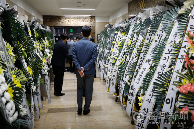 11일 오후 강신명 전 경찰청장 모친의 빈소가 마련된 대구가톨릭대병원 장례식장에 조문객의 발길이 이어지고 있다. 우태욱 기자 woo@imaeil.com