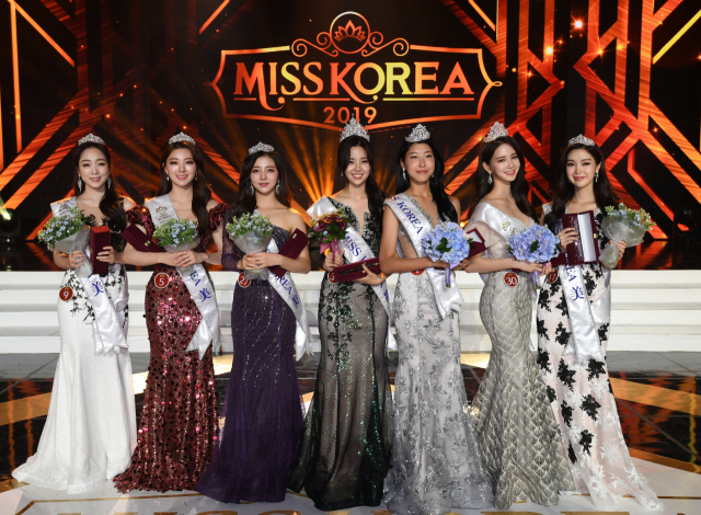 2019 미스코리아 선발대회 본선이 열린 11일 오후 서울 동대문구 경희대 평화의전당에서 진으로 선발된 김세연 등 수상자들이 포즈를 취하고 있다. 왼쪽부터 미 이다현·이혜주·신윤아, 진 김세연, 선 우희준·이하늬, 미 신혜지. 연합뉴스