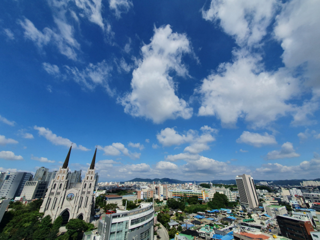 12일 초복을 맞은 대구의 청명한 하늘이 보는 이의 마음까지 화창하게 만들었다. 사진 매일신문 독자서비스국 이광우