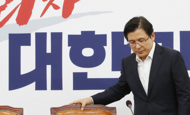 자유한국당 황교안 대표가 11일 국회에서 열린 최고위원회의에 들어서고 있다. 연합뉴스