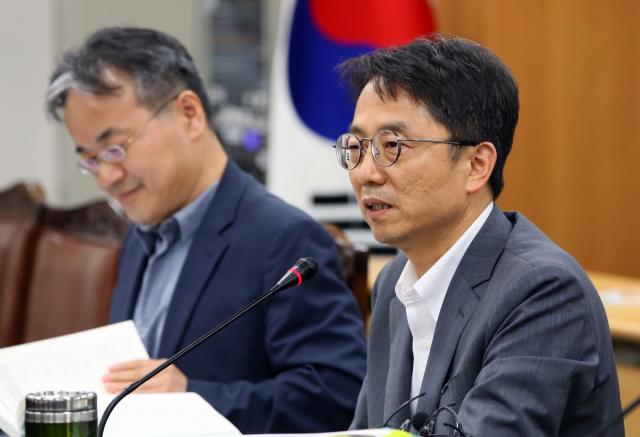 2020년 적용 최저임금이 8천590원으로 결정된 12일 세종시 정부세종청사 최저임금위원회 전원회의실에서 박준식 최저임금위원장이 브리핑하고 있다. 연합뉴스