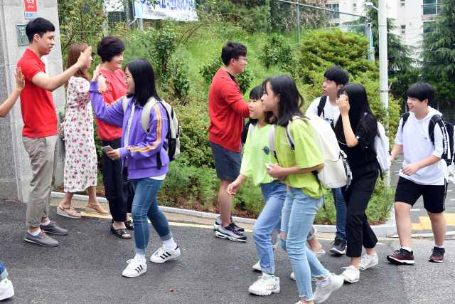 11일 부산 부산진구 동양중학교에서 학생들이 사복(자율복)을 입고 등교하고 있다. 이 학교는 여름방학을 앞두고 이날 교복 대신 