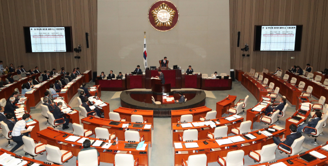 자유한국당 윤상직 의원이 12일 오전 열린 국회 예산결산특별위원회 전체회의에서 한·일 반도체 제조용 불화수소 수출입 통계자료를 모니터에 게시한 뒤 이낙연 총리에게 질의하고 있다. 연합뉴스