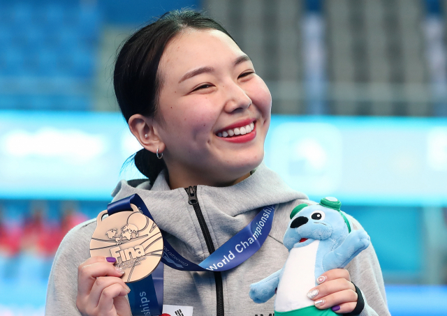 13일 광주 광산구 남부대 시립국제수영장에서 열린 2019 광주세계수영선수권대회 여자 1m 스프링보드 결승에서 동메달을 획득한 대한민국 김수지가 메달을 들어 보이고 있다. 연합뉴스